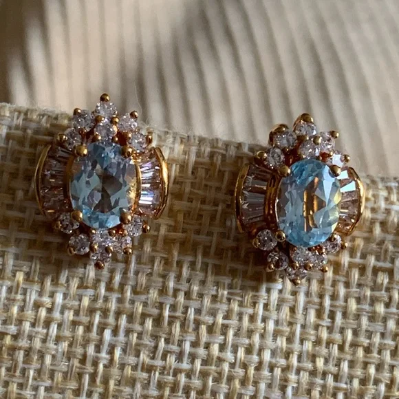 High quality vintage aquamarine and crystal clip on earrings. - Picture 8 of 9